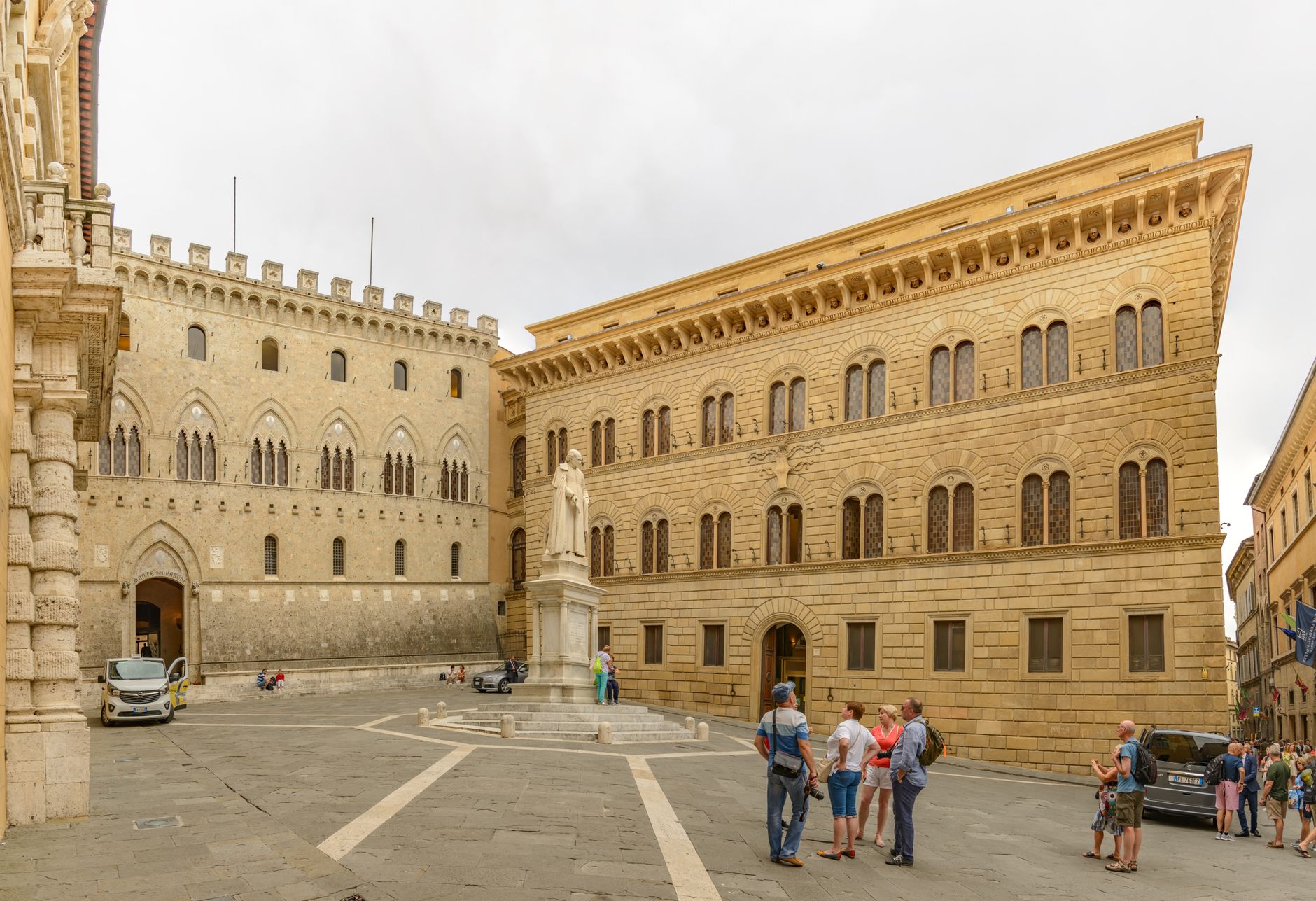 Gotická lodžie papežského paláce Palazzo dei Papi ve Viterbu z kamene peperino