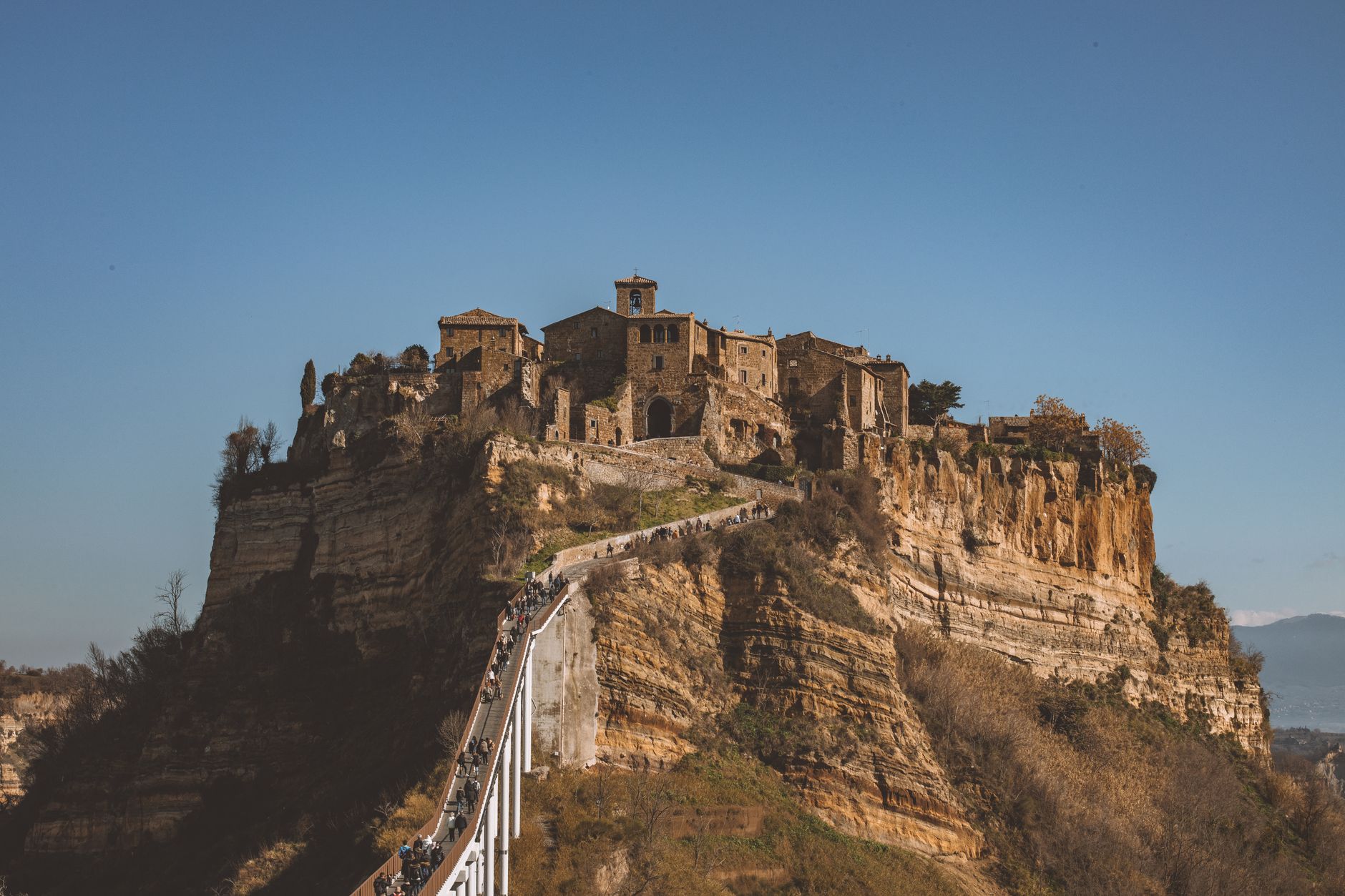 Skalní městečko Civita di Bagnoregio spojené úzkou lávkou v okolí Viterba