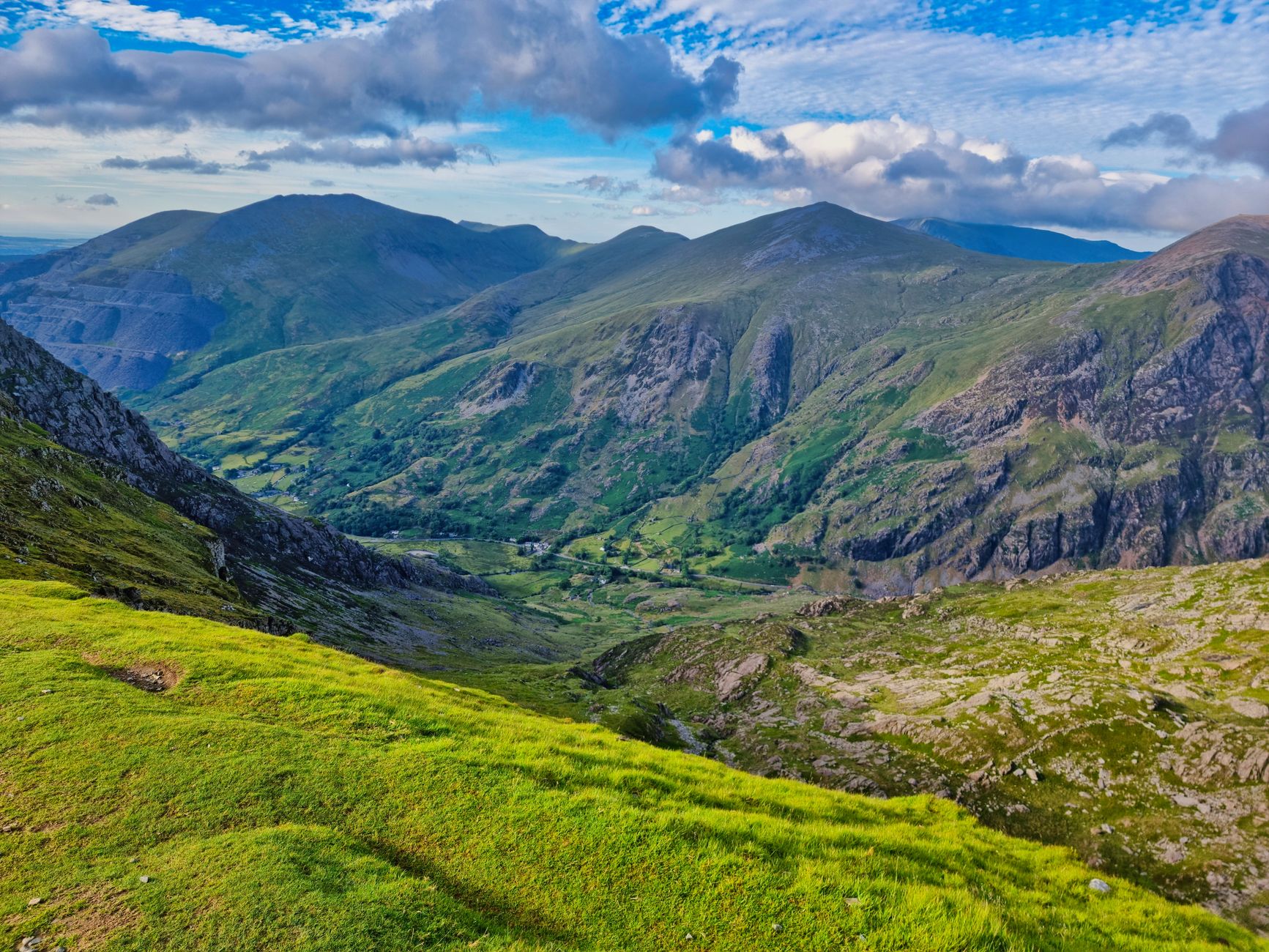 Horská krajina národního parku Snowdonia ve Walesu s jezerem a zelenými svahy
