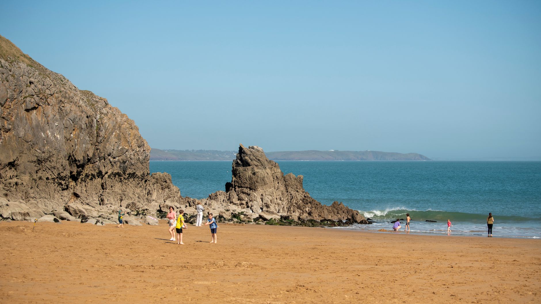 Útesy a pláž národního parku Pembrokeshire na pobřeží Walesu