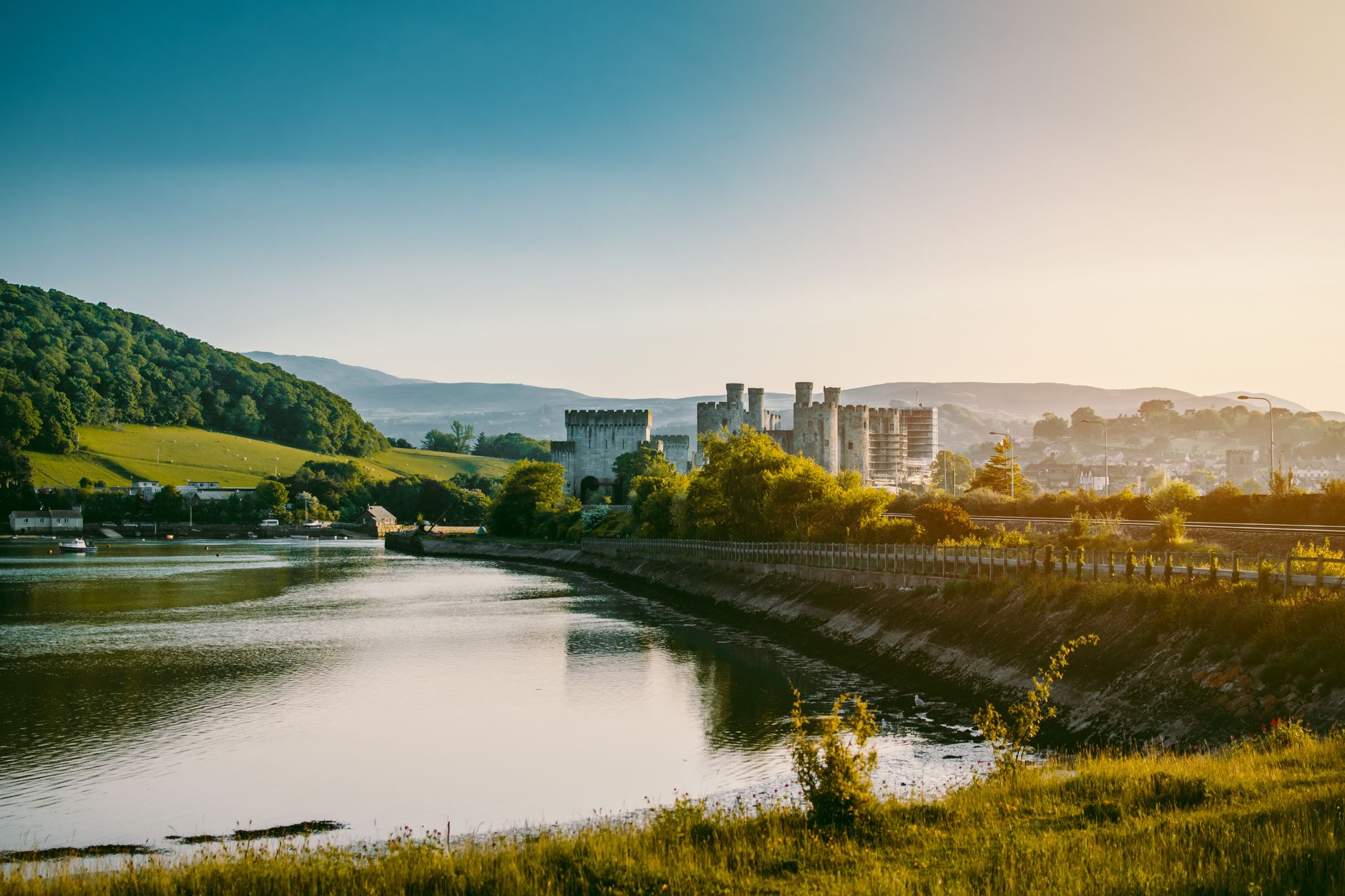 Středověký hrad Conwy ve Walesu s kamennými hradbami a věžemi nad řekou