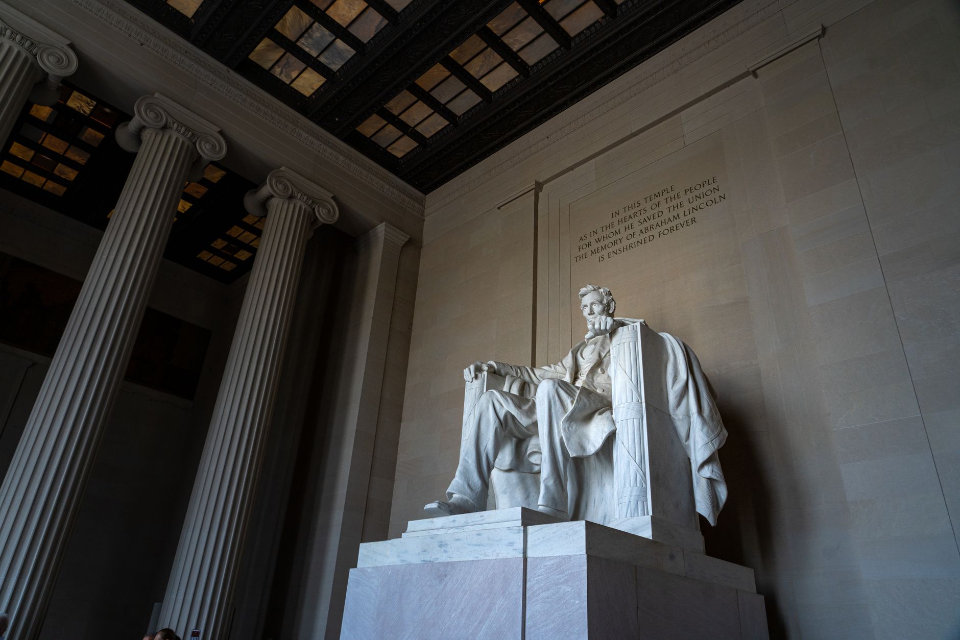 Lincolnův památník ve Washingtonu se sochou sedícího Abrahama Lincolna mezi sloupy