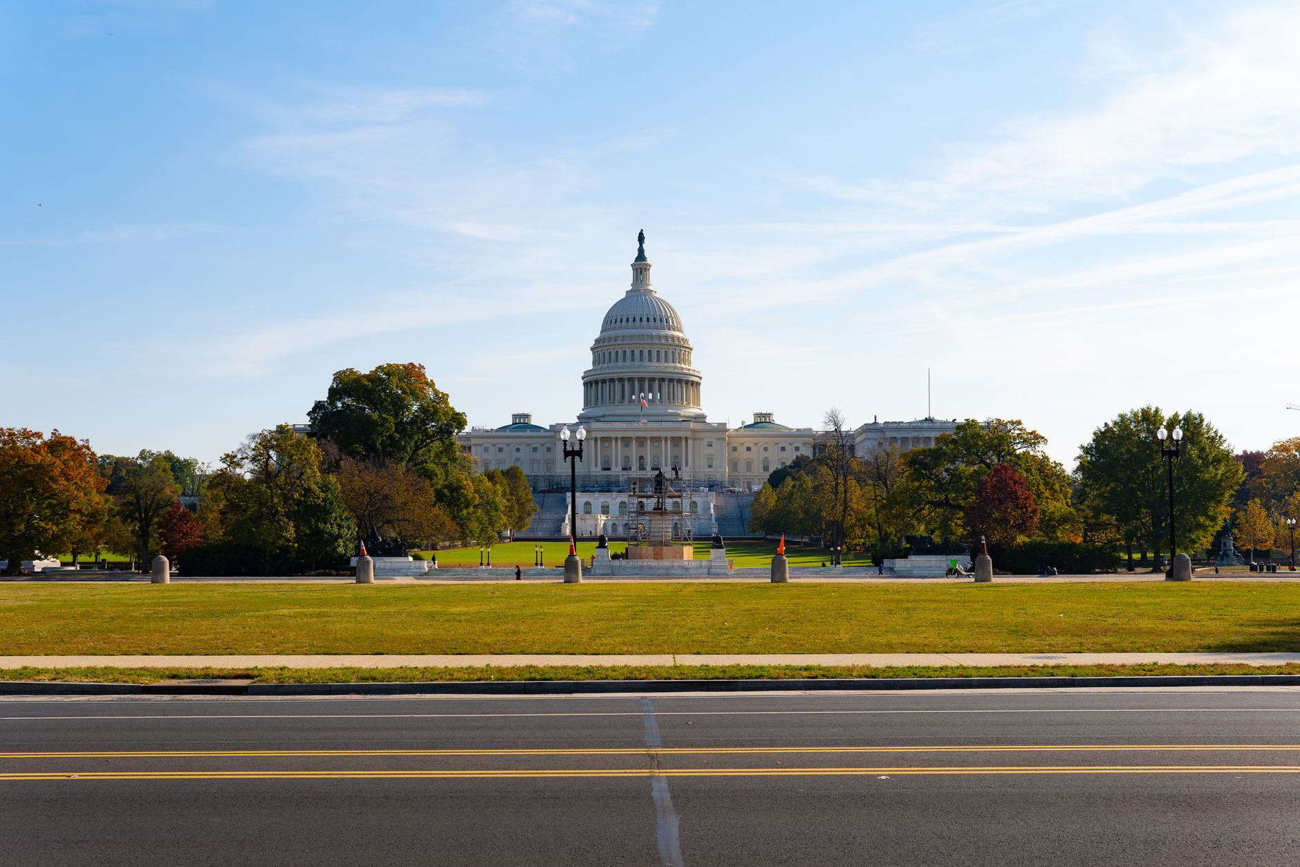 Kapitol ve Washingtonu, D.C. s bílou kupolí a National Mall za soumraku
