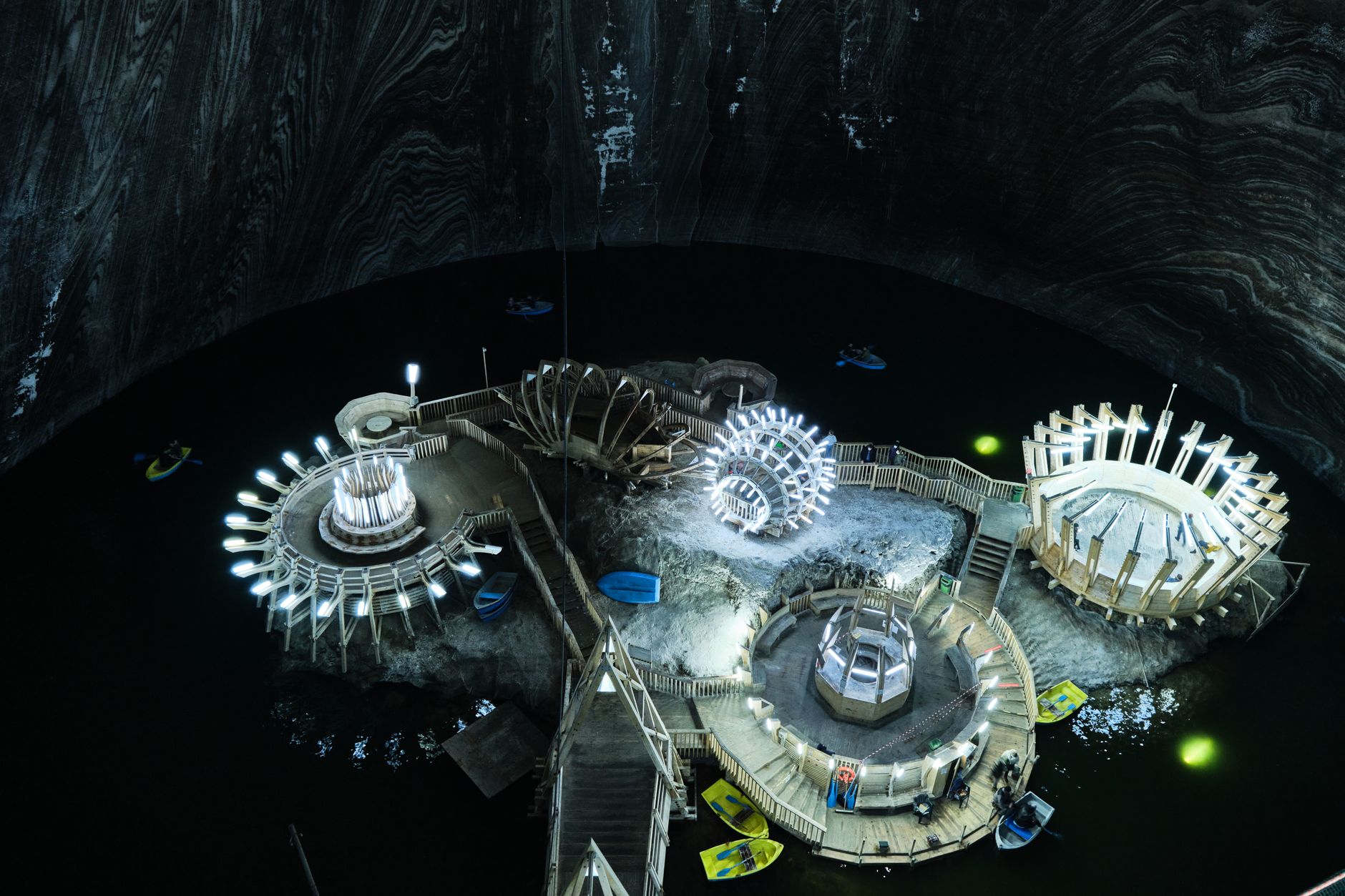 Nehybná hladina podzemního solného jezera v dole Wieliczka s nasvícenými stěnami