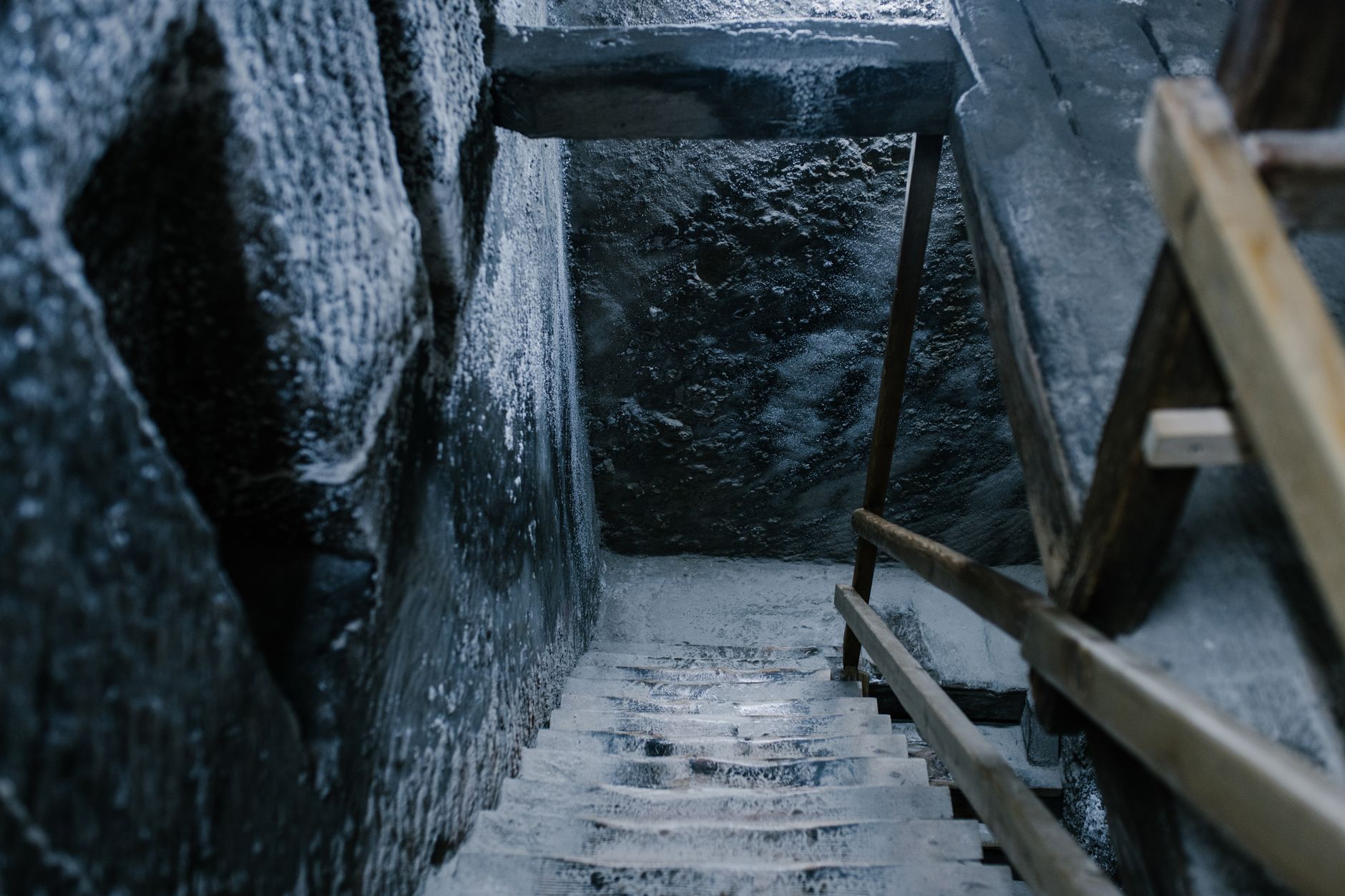 Solné reliéfy a sochy vytesané do stěn chodby v dole Wieliczka