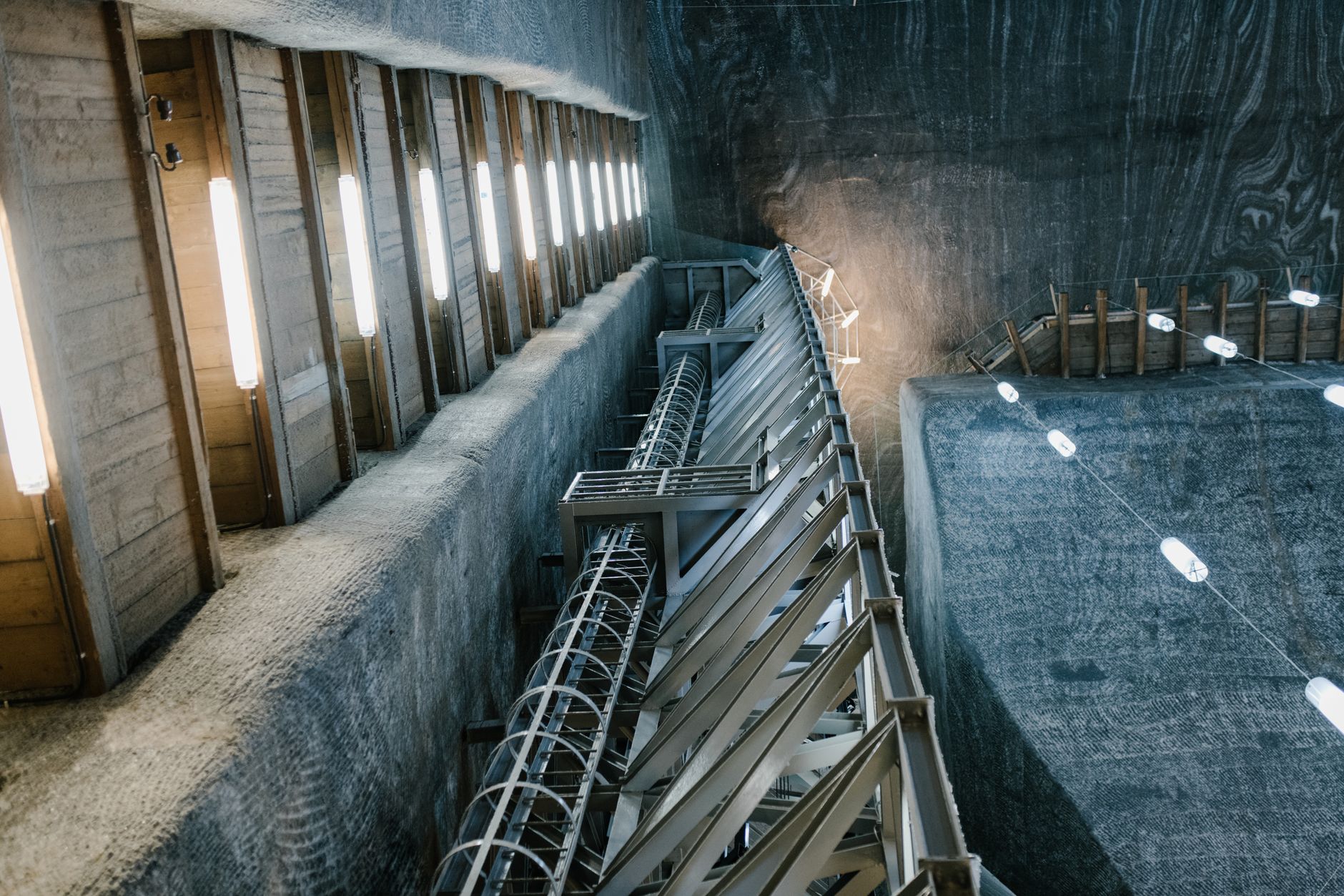 Podzemní kaple svaté Kingy v solném dole Wieliczka s lustry vyřezanými ze soli