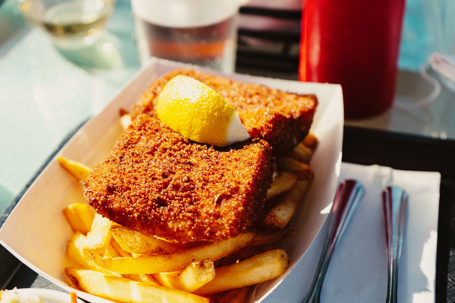 Tradiční anglické fish and chips na talíři v hospodě ve Windsoru