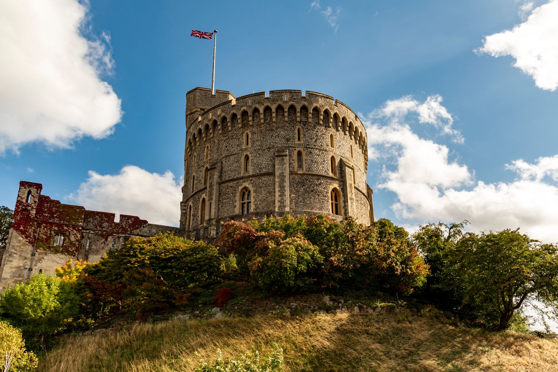 Windsorský hrad s kruhovou věží Round Tower nad městečkem Windsor v Anglii