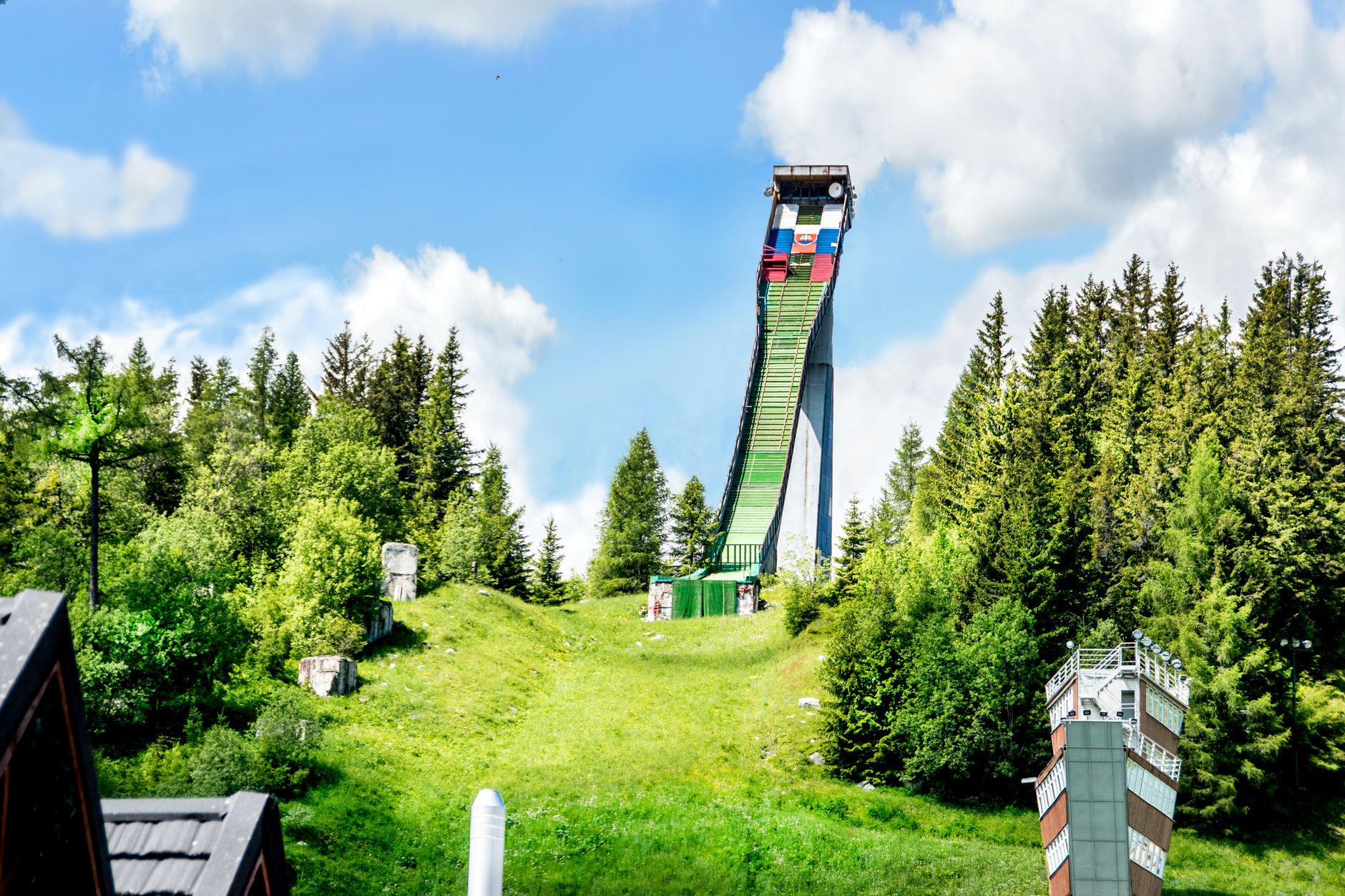 Moderní skokanský můstek pro skoky na lyžích ve Wisle obklopený lesem