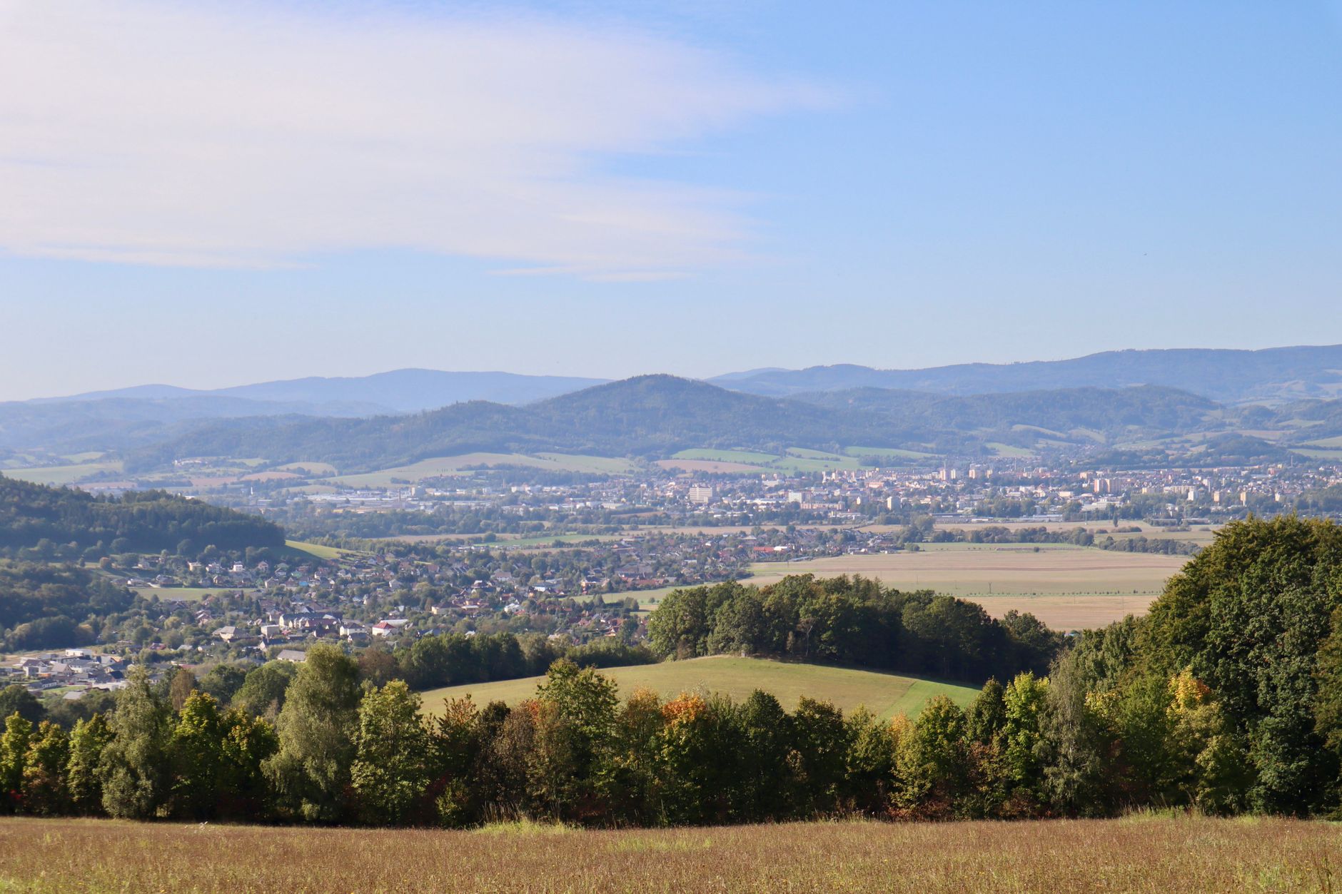 Panorama horského města Wisła v polských Beskydech s lesnatými hřebeny a údolím řeky