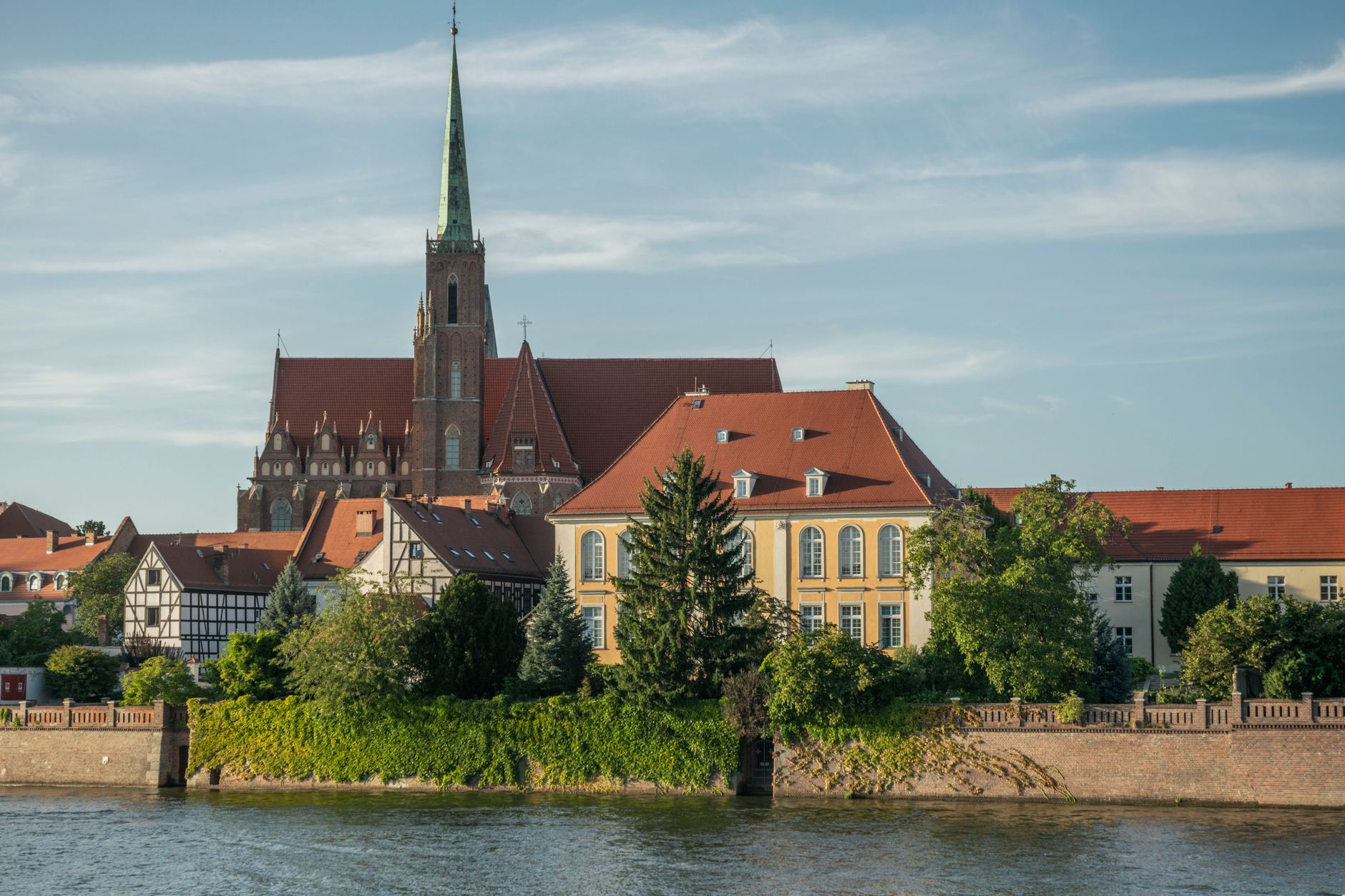 Gotická cihlová katedrála svatého Jana Křtitele na Ostrowě Tumském ve Wroclawi