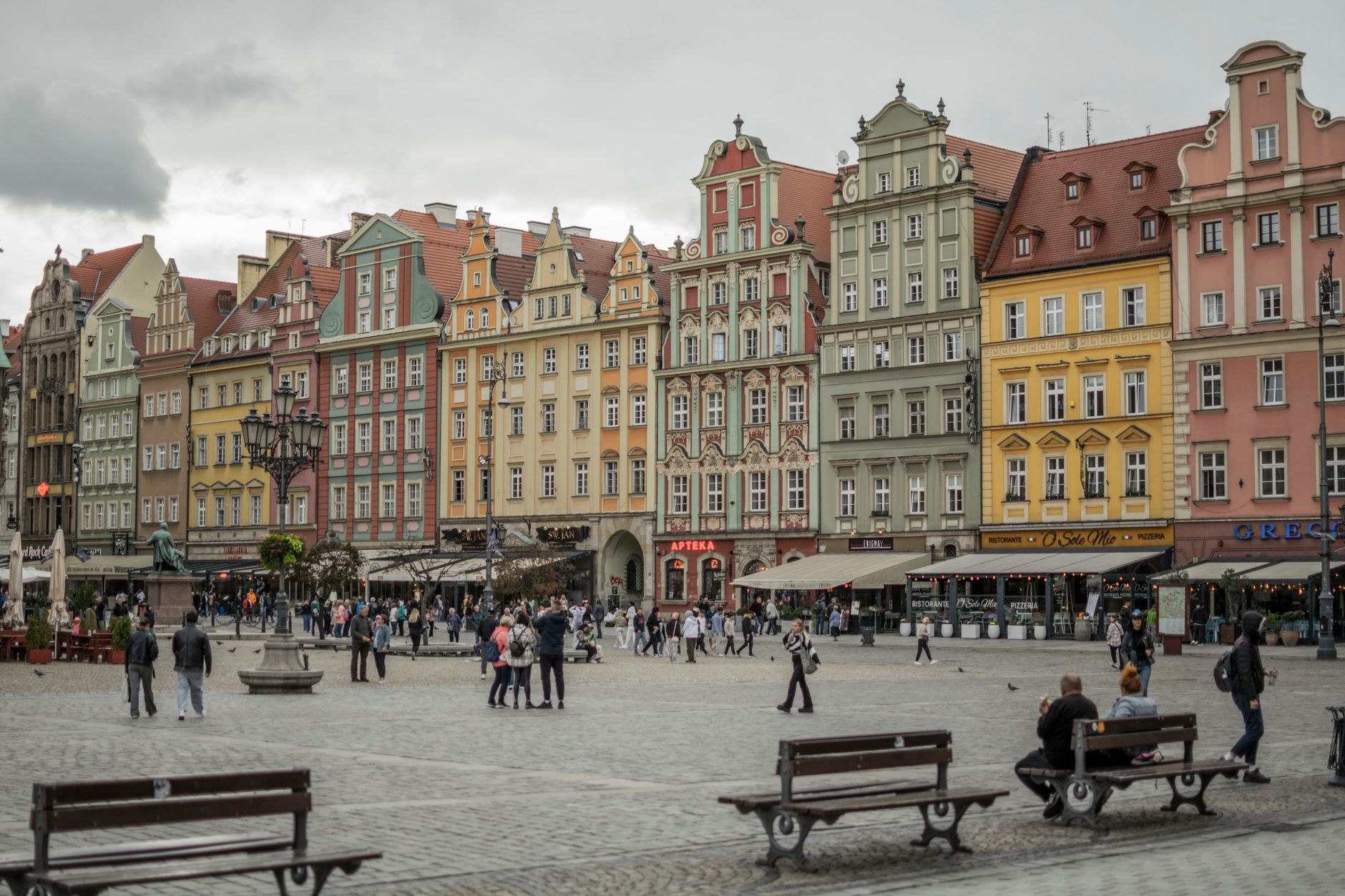 Barevné měšťanské domy na náměstí Rynek ve Wroclawi za jasného dne