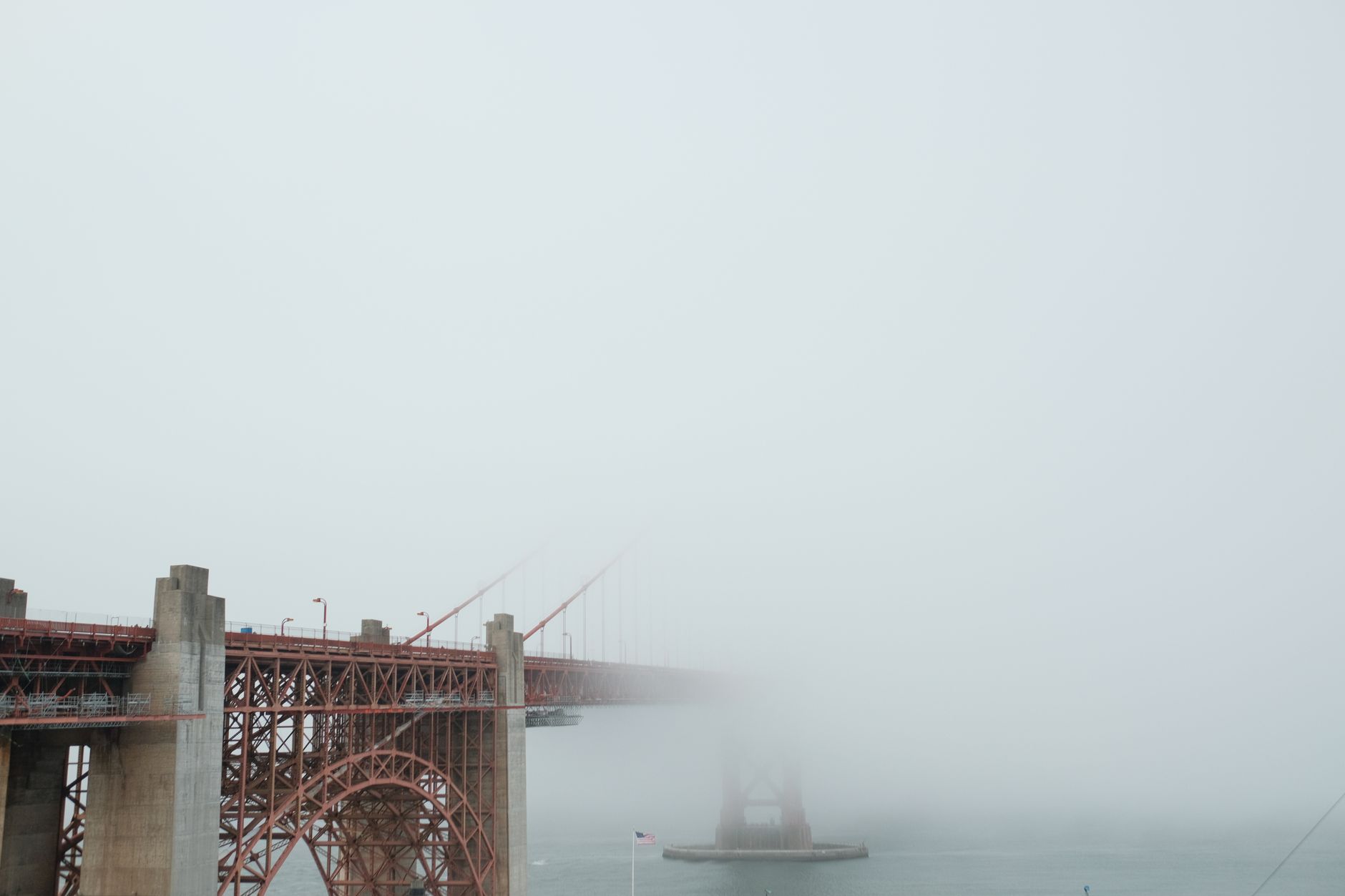 Most Golden Gate v San Franciscu v ranní mlze nad zálivem