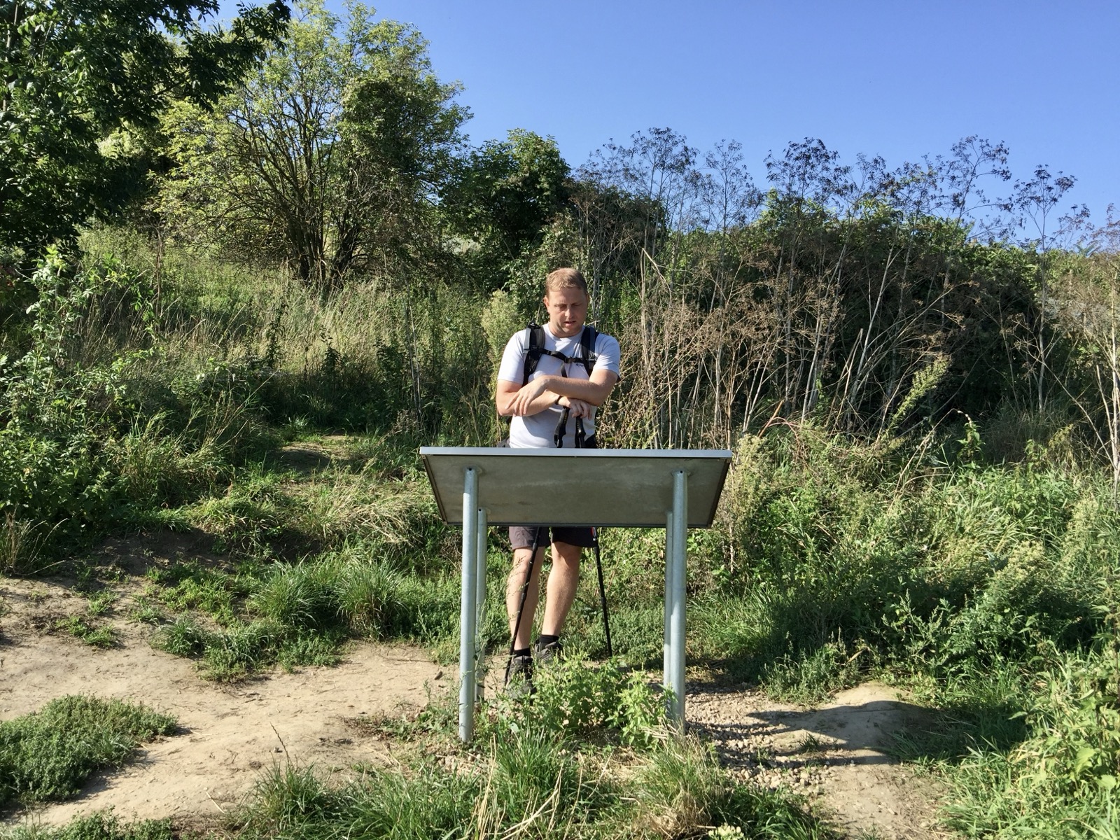 Informační tabule Jakobsweg Weinviertel v Mikulově s mapou pokračování svatojakubské cesty do Rakouska