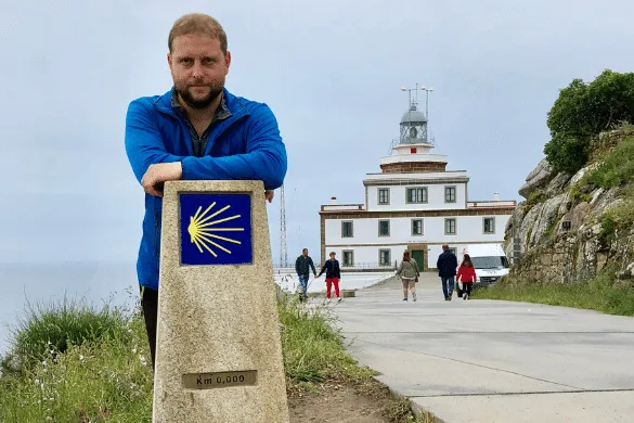 Maják na mysu Fisterra nad strmým útesem na pobřeží Galicie, pomyslný konec světa