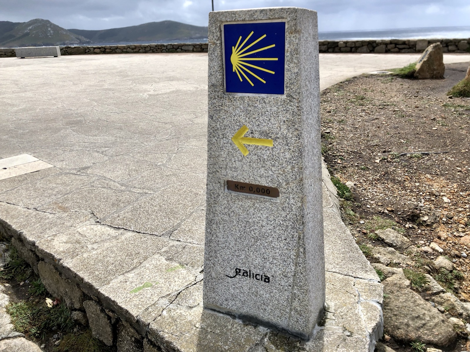 Kamenný památník A Ferida, dva rozpůlené žulové bloky nad mořem v Muxíi, vedle kostel a Atlantik