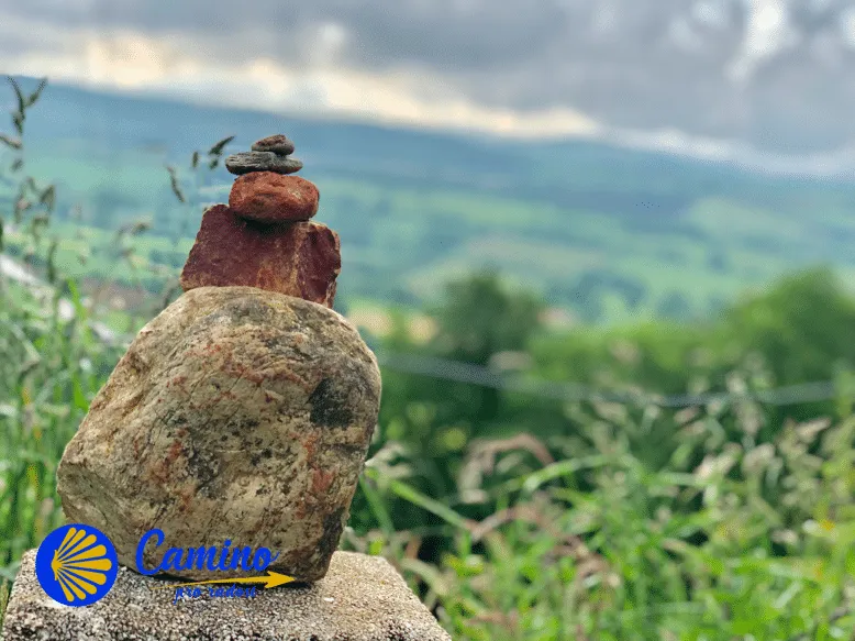 Poutník s trekovými holemi na trase Camino Primitivo